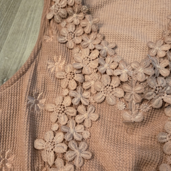 POL Sleeveless Crop Top Embellished Floral Top Size Small - Picture 2 of 4